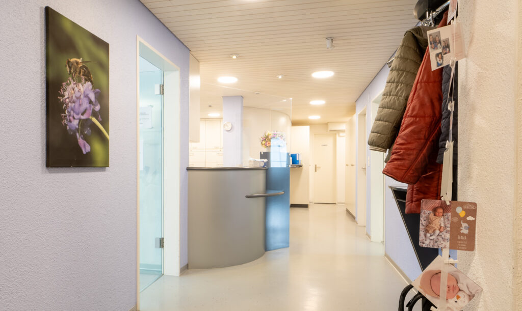 Empfang mit Eingang zum Wartezimmer